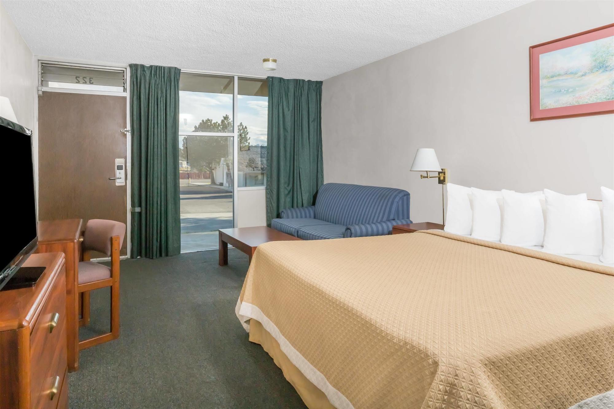 Days Inn By Wyndham Рок Спрингс Екстериор снимка