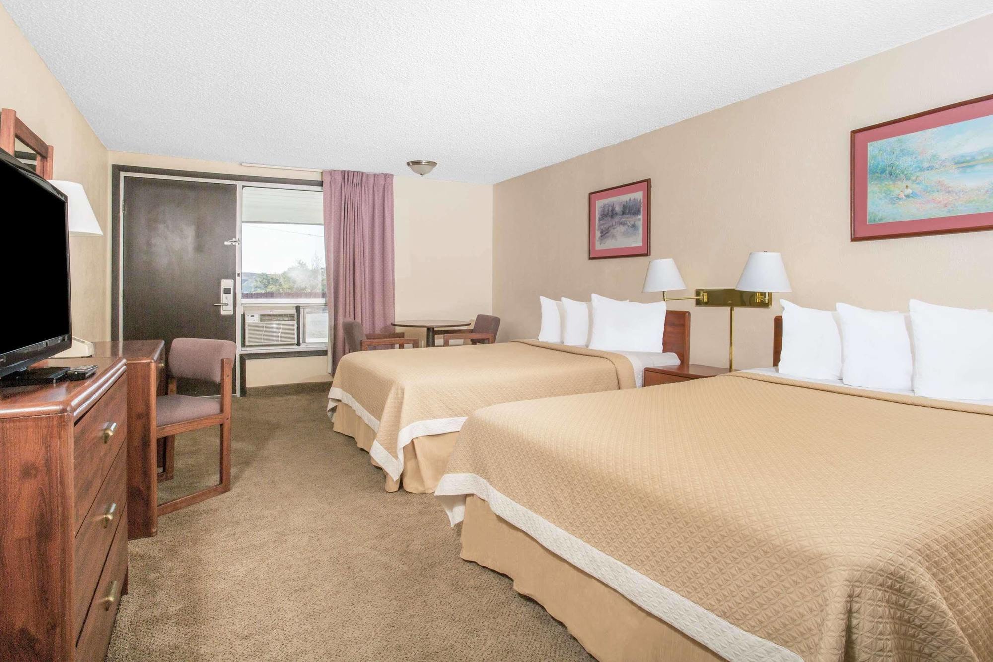 Days Inn By Wyndham Рок Спрингс Екстериор снимка